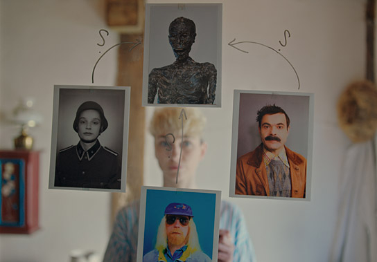 Hannah Ehrlichmann (Mitte) in "Rote Sterne überm Feld" (2024)