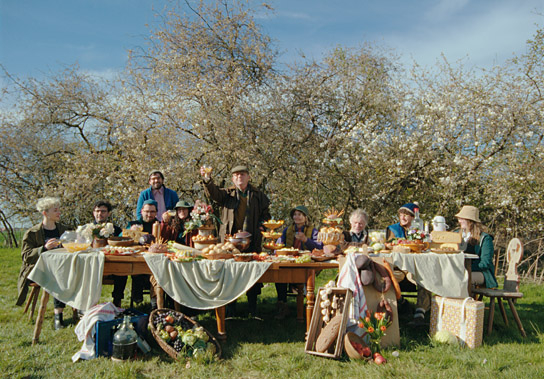 Hannah Ehrlichmann (links), Uwe Preuss (5.v.r.), Herrmann Beyer (3.v.r.) in "Rote Sterne überm Feld" (2024)
