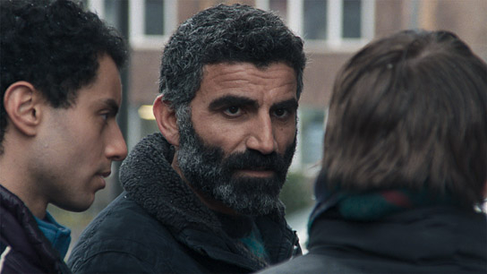 Mehdi Meskar (links), Aziz Çapkurt (2.v.l.) in "Hysteria" (2025)