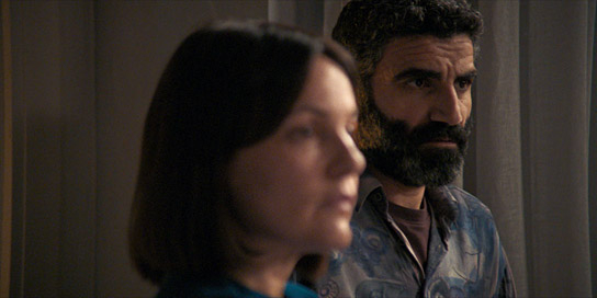 Nicolette Krebitz, Aziz Çapkurt (v.l.n.r.) in "Hysteria" (2025)