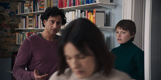 Serkan Kaya, Nicolette Krebitz, Devrim Lingnau Islamoğlu (v.l.n.r.) in "Hysteria" (2025)