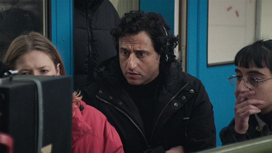 Serkan Kaya (Mitte) in "Hysteria" (2025)