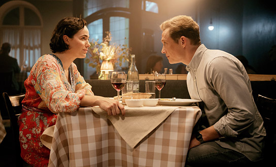 Verena Altenberger, Matthias Schweighöfer (v.l.n.r.) in "Das Leben der Wünsche" (2025)