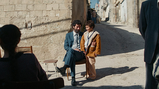 Saleh Bakrī, Sanad Alkabarete (v.l.n.r.) in "Im Schatten des Orangenbaums" (2025)