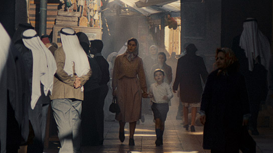 Maria Zreik, Salah Aldeen Mai (Mitte v.l.n.r.) in "Im Schatten des Orangenbaums" (2025)