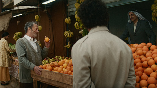 Mohammed Bakrī (2.v.l.), Saleh Bakrī (2.v.r.) in "Im Schatten des Orangenbaums" (2025)