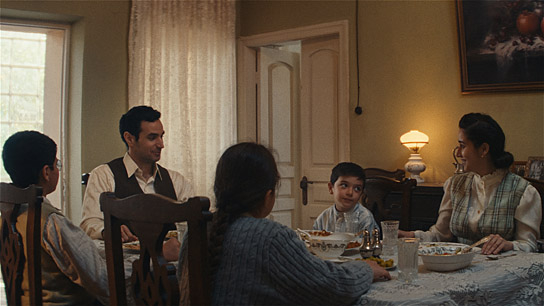 Adam Bakrī (2.v.l.), Salah Aldeen Mai (2.v.r.), Maria Zreik (rechts) in "Im Schatten des Orangenbaums" (2025)