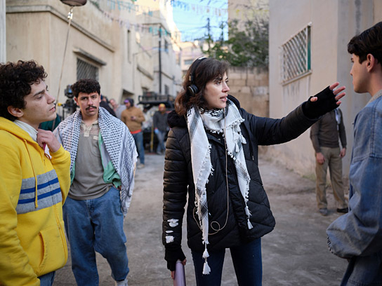 Muhammed Abed Elrahman (links), Cherien Dabis (2.v.r.), Rida Suleiman (rechts) bei den Dreharbeiten zu "Im Schatten des Orangenbaums" (2025)