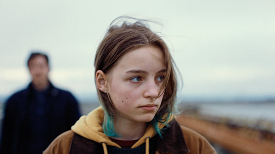 Luca Marinelli, Juli Grabenhenrich (v.l.n.r.) in "Paternal Leave - Drei Tage Meer" (2025)