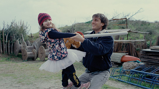 Joy Falletti Cardillo, Luca Marinelli (v.l.n.r.) in "Paternal Leave - Drei Tage Meer" (2025)