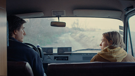  Luca Marinelli, Juli Grabenhenrich (v.l.n.r.) in "Paternal Leave - Drei Tage Meer" (2025)