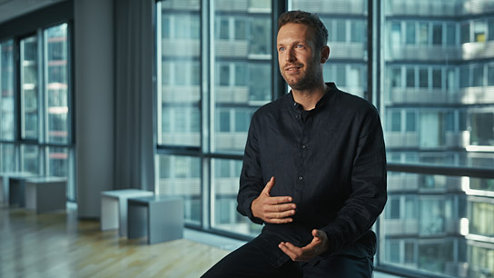 Jakob Baier in "Weltkarriere einer Lüge" (2025)