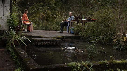 Anke Engelke, Ulrich Tukur (v.l.n.r.) in "Dann passiert das Leben" (2025)
