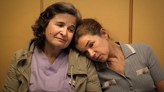 Maria Hofstätter, Anke Engelke (v.l.n.r.) in "Dann passiert das Leben" (2025)