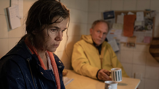 Anke Engelke, Ulrich Tukur (v.l.n.r.) in "Dann passiert das Leben" (2025)