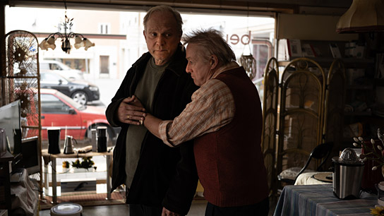 Ulrich Tukur, Markus Hering (v.l.n.r.) in "Dann passiert das Leben" (2025)