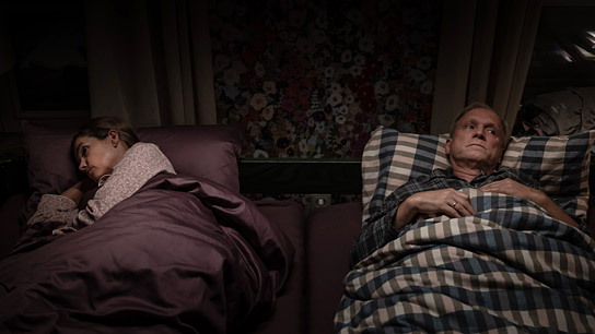 Anke Engelke, Ulrich Tukur (v.l.n.r.) in "Dann passiert das Leben" (2025)