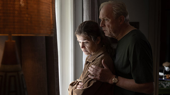 Anke Engelke, Ulrich Tukur (v.l.n.r.) in "Dann passiert das Leben" (2025)