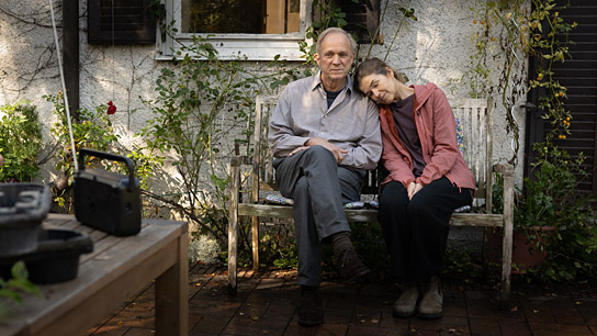 Ulrich Tukur, Anke Engelke (v.l.n.r.) in "Dann passiert das Leben" (2025)