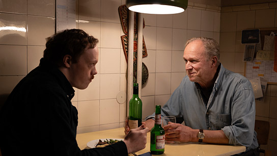 Lukas Rüppel, Ulrich Tukur (v.l.n.r.) in "Dann passiert das Leben" (2025)