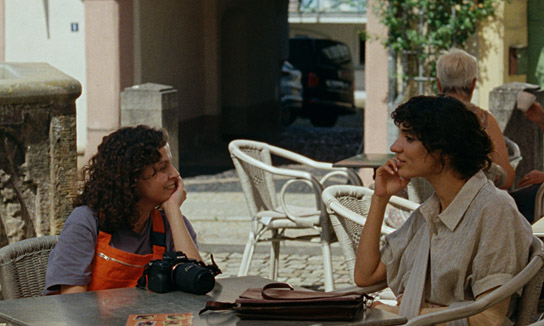  Ghazal Shojaei, Maral Keshavarz (v.l.n.r.) in "Sehnsucht in Sangerhausen" (2025)