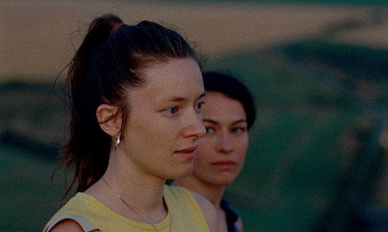 Clara Schwinning, Henriette Confurius (v.l.n.r.) in "Sehnsucht in Sangerhausen" (2025)