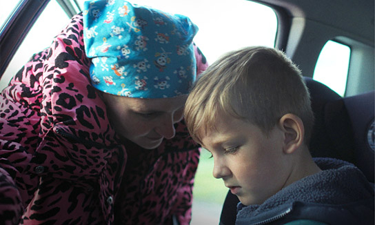 Jennifer Sabel, Carlos Moselewski (v.l.n.r.) in "Ich sterbe. Kommst Du?" (2025)