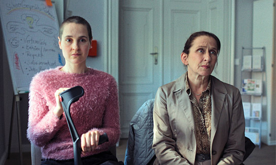 Jennifer Sabel, Barbara Philipp (v.l.n.r.) in "Ich sterbe. Kommst Du?" (2025)