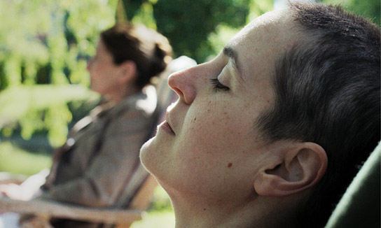 Jennifer Sabel (vorne) in "Ich sterbe. Kommst Du?" (2025)