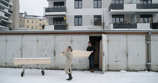 Eric Wrede (rechts) in "Der Tod ist ein Arschloch" (2024)