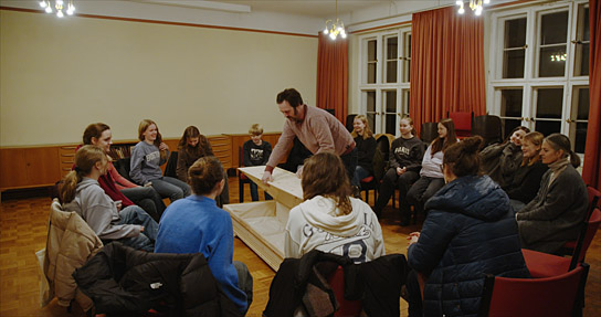 Eric Wrede (Mitte) in "Der Tod ist ein Arschloch" (2024)