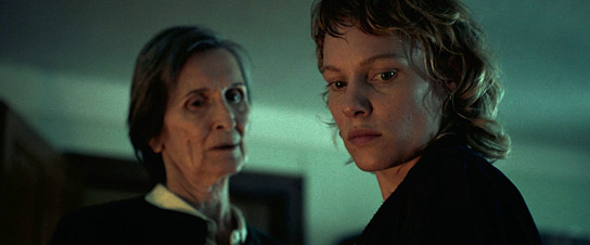 Linde Prelog, Julia Franz Richter (v.l.n.r.) in "Welcome Home Baby" (2025)