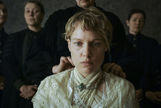 Julia Franz Richter (vorne) in "Welcome Home Baby" (2025)