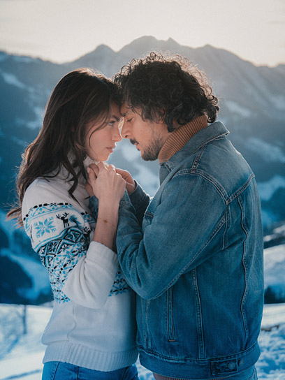 Charleen Weiss, Erkan Acar (v.l.n.r.) in "Make Me Feel" (2025)