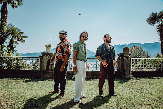 Erkan Acar (Mitte) in "Make Me Feel" (2025)