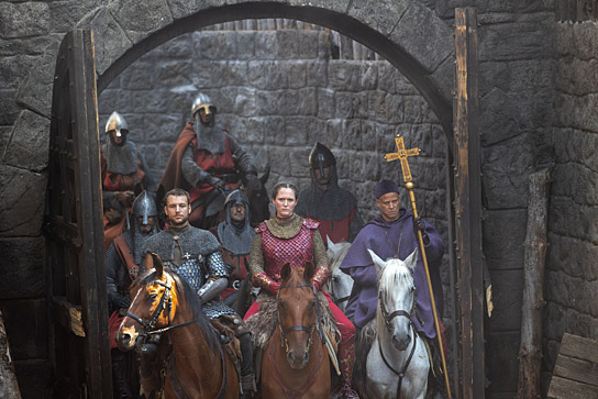 Leonard Scheicher, Emily Cox, Máté Haumann (vorne v.l.n.r.) in "Der Medicus 2" (2025)