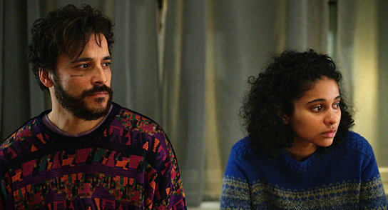 Kostja Ullmann, Safinaz Sattar (v.l.n.r.) in "Im Rosengarten (2024)