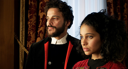 Kostja Ullmann, Safinaz Sattar (v.l.n.r.) in "Im Rosengarten (2024)
