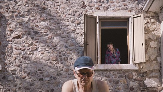 Lina Vdovîi (hinten) in "Tata" (2024)