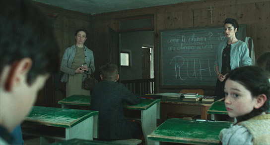 Aenne Schwarz (hinten links) in "Zweitland" (2025)