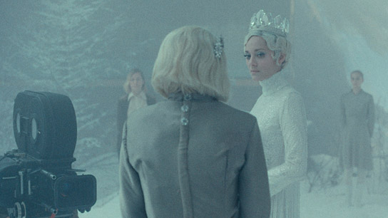 Clara Pacini (von hinten), Marion Cotillard (2.v.r.) in "Herz aus Eis" (2025)