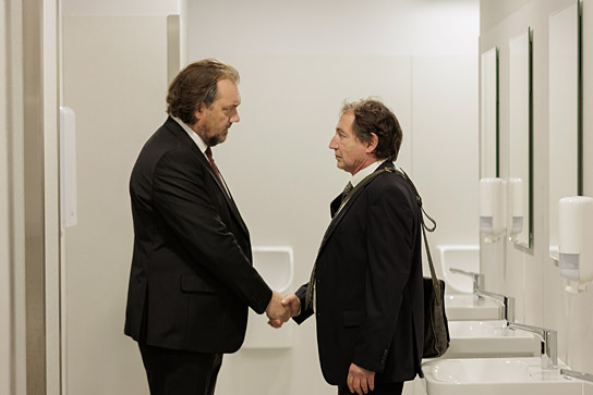 Charly Hübner, Thorsten Merten (v.l.n.r.) in "Der Held vom Bahnhof Friedrichstraße" (2025)