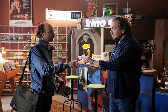 Leon Ullrich, Charly Hübner (v.l.n.r.) in "Der Held vom Bahnhof Friedrichstraße" (2025)