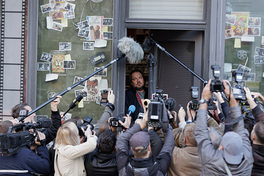 Charly Hübner (hinten) in "Der Held vom Bahnhof Friedrichstraße" (2025)