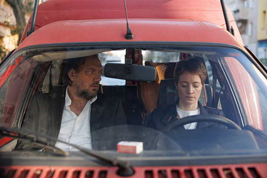 Charly Hübner, Leonie Benesch (v.l.n.r.) in "Der Held vom Bahnhof Friedrichstraße" (2025)