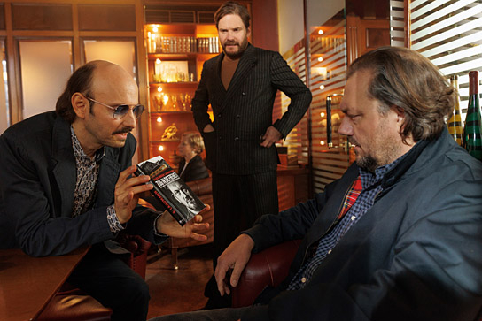 Leon Ullrich, Daniel Brühl, Charly Hübner (v.l.n.r.) in "Der Held vom Bahnhof Friedrichstraße" (2025)