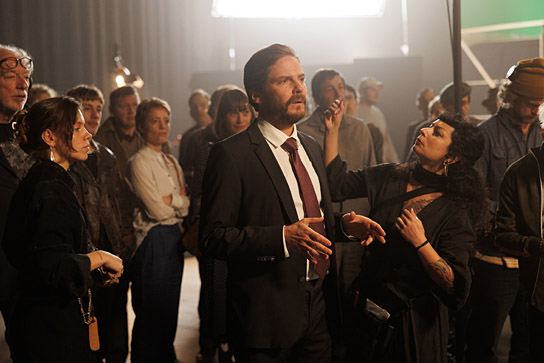 Daniel Brühl (vorne Mitte) in "Der Held vom Bahnhof Friedrichstraße" (2025)