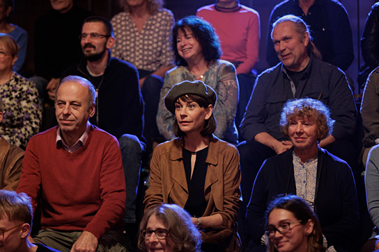 Christiane Paul (2.Reihe von unten, Mitte) in "Der Held vom Bahnhof Friedrichstraße" (2025)