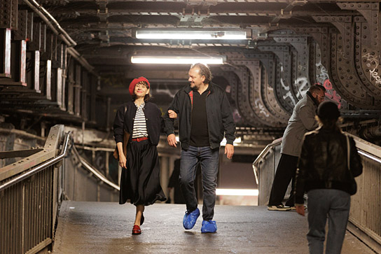 Christiane Paul (links), Charly Hübner (2.v.l.) in "Der Held vom Bahnhof Friedrichstraße" (2025)
