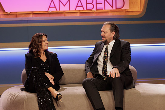 Katharina Witt, Charly Hübner (v.l.n.r.) in "Der Held vom Bahnhof Friedrichstraße" (2025)